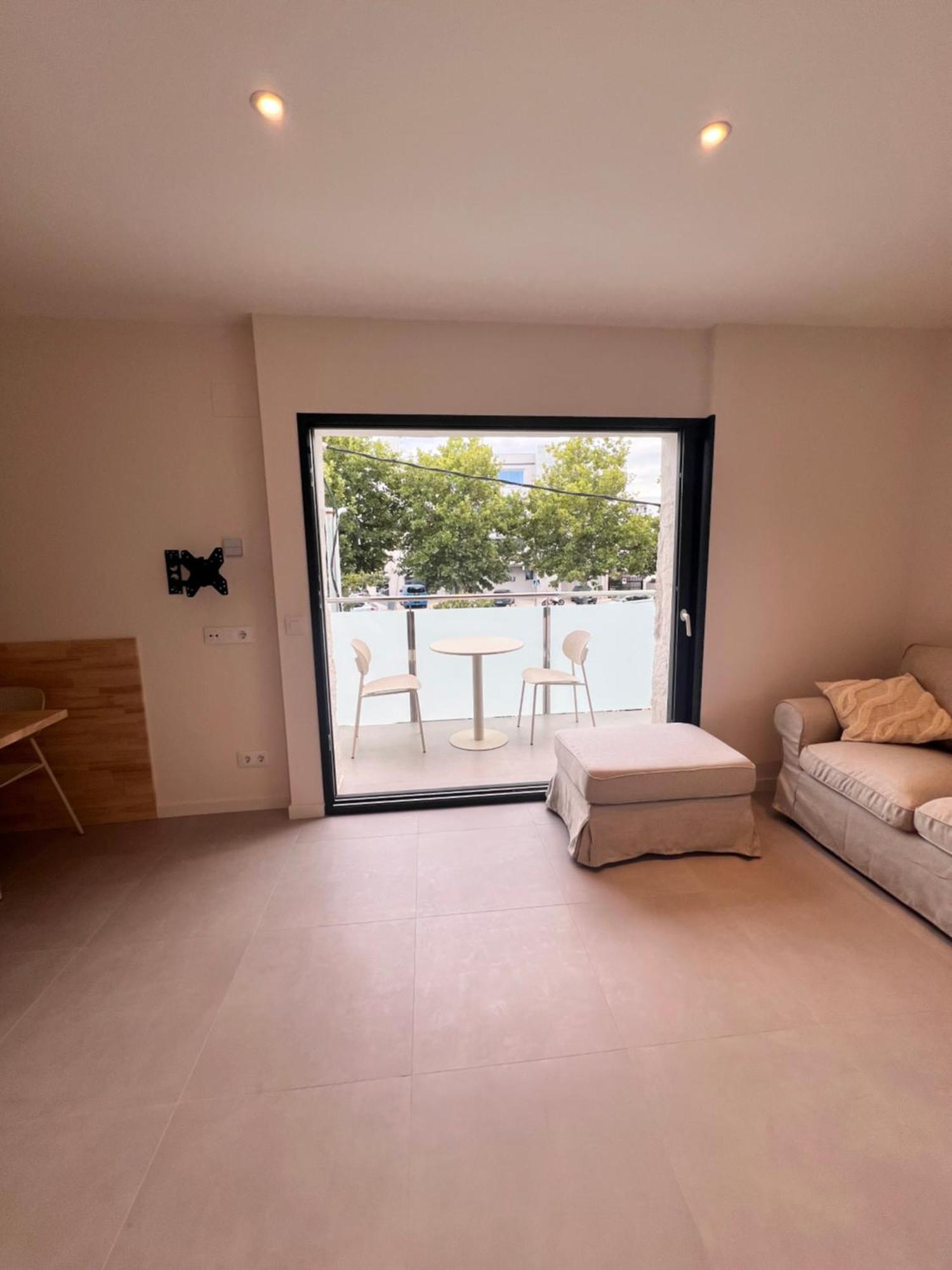 Apartamento de 3 dormitorios con balcón