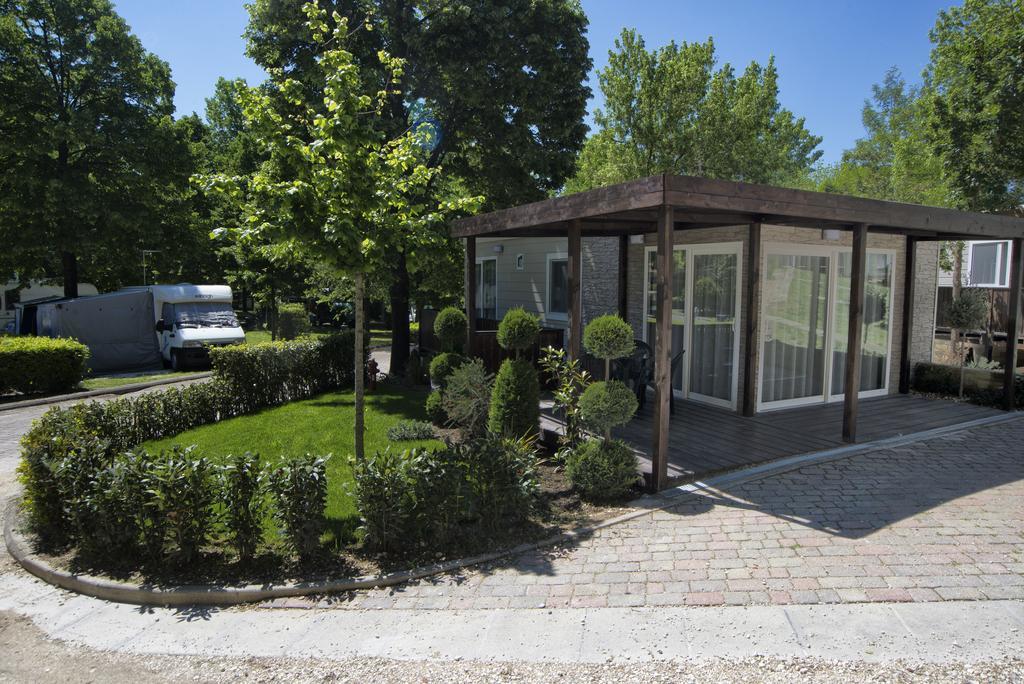 Deluxe Bungalow with Kitchen and Patio,682278069:JPEG