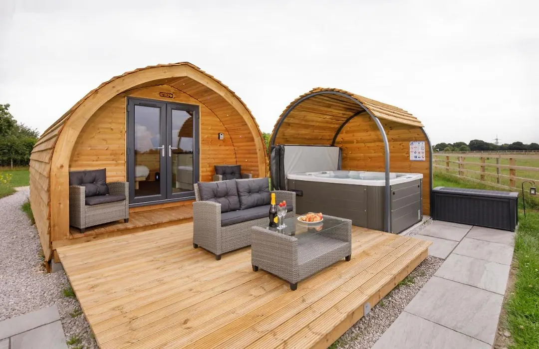 Little Meadow Pods With Hot Tub-1