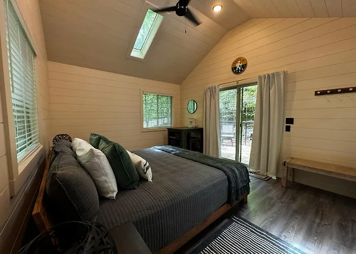 Couples Glamping Cabin-Bearly Behaving At Valley Bear Farms Resort