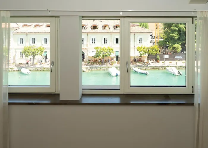 C House Rooms Lake