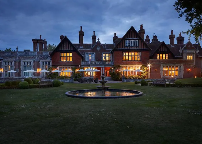 Hotel with pool: Macdonald Elmers Court Resort