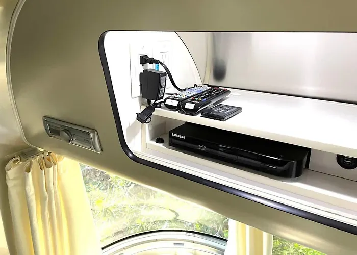 Silver Belle Airstream Glamper Near Tybee & City