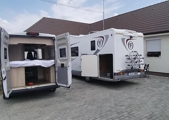 Lakoauto Berles Luxus Negykereken 2 Kastenwagen