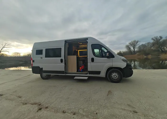 Lakoauto Berles Luxus Negykereken 2 Kastenwagen