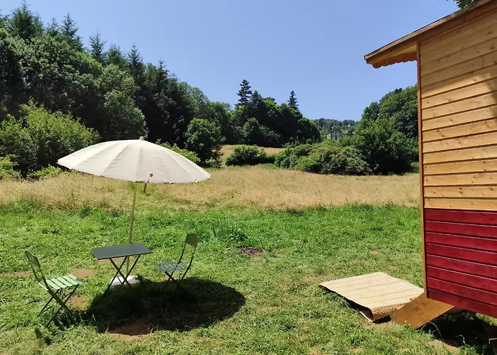 Roulotte au pied des volcans, cuisine et sdb de plein air