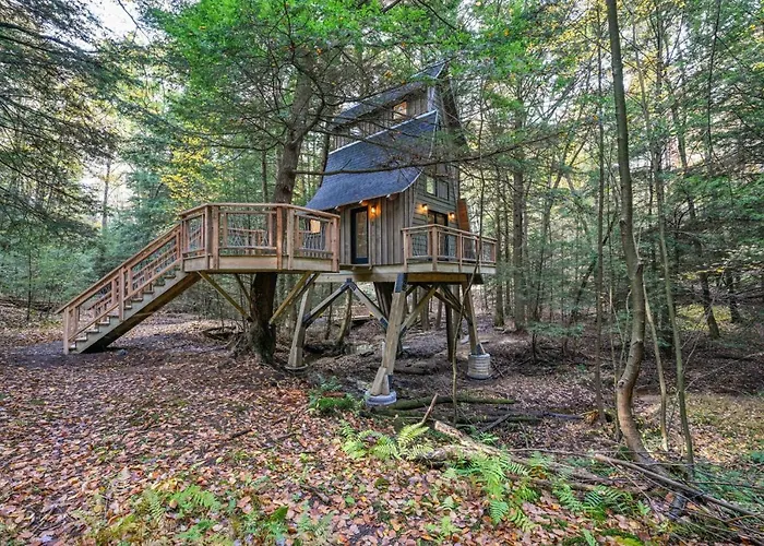Peaceful Pines Treehouse