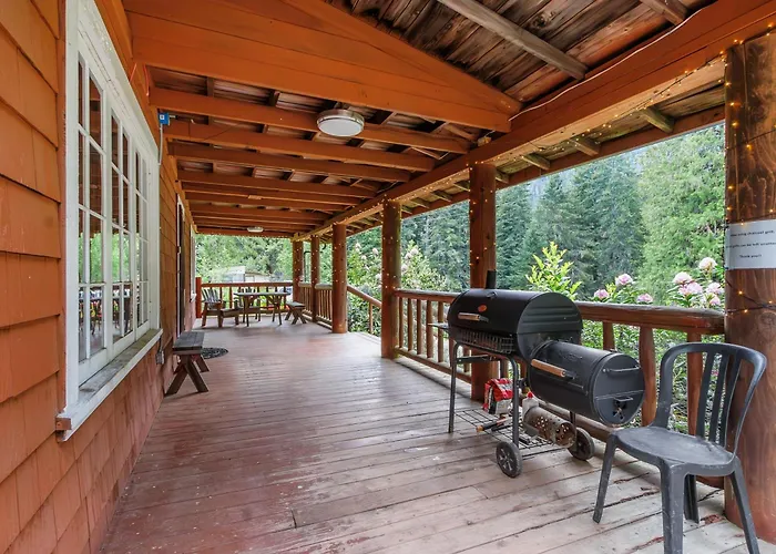 Large Lodge At Rainier Lodge