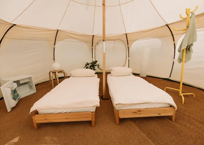 Glampingzelt auf Naturcampingplatz im Wald