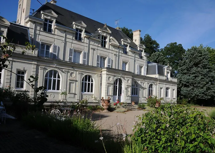 EMPLACEMENT BUCOLIQUE DE CAMPING dans le parc du château - Attention tente et matériels non fournis et sans possibilité de faire courir une rallonge pour se raccorder à l'électricité
