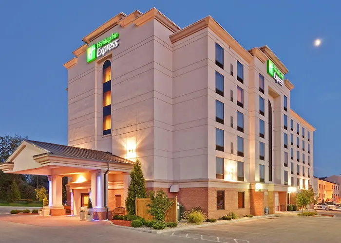 Holiday Inn Express & Suites Bloomington By Ihg
