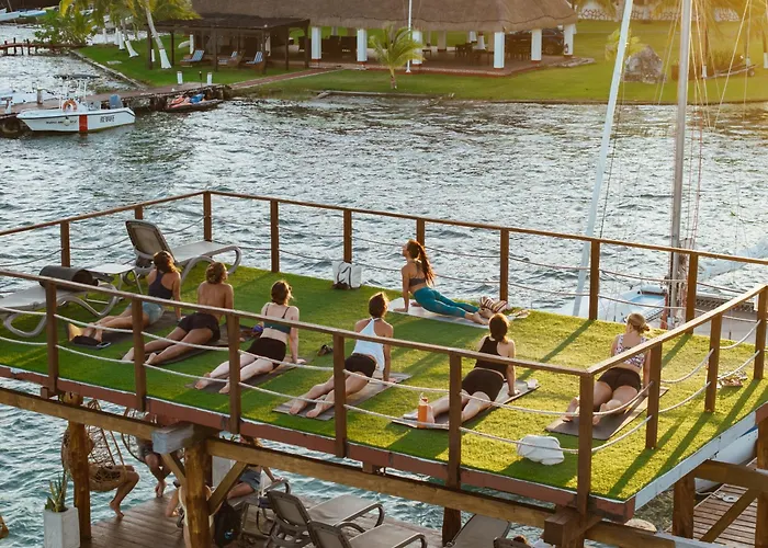 The Yak Lake House - Hostal Bacalar