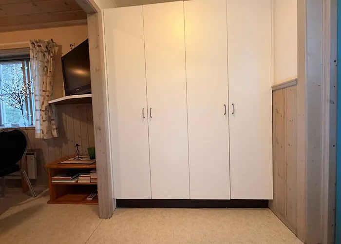 Timmerhus Komplett Mindre Bostad Med Tillgang Till Stort Servicehus