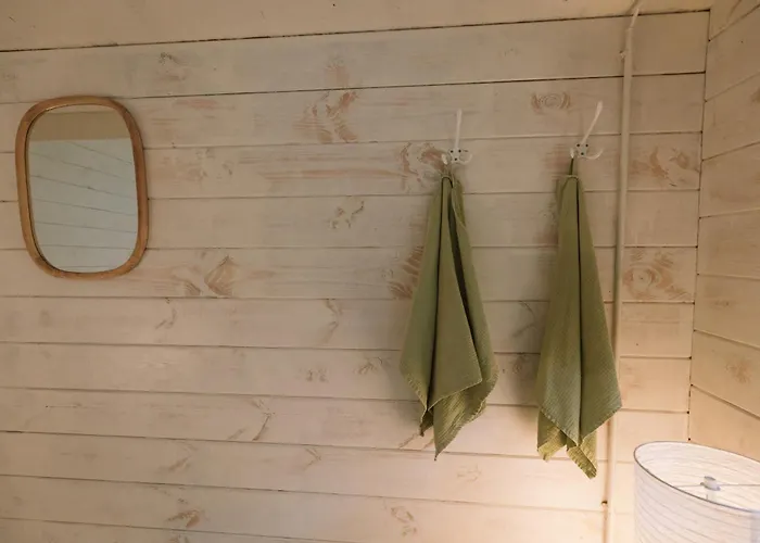 Blockhütte auf Naturcampingplatz im Wald